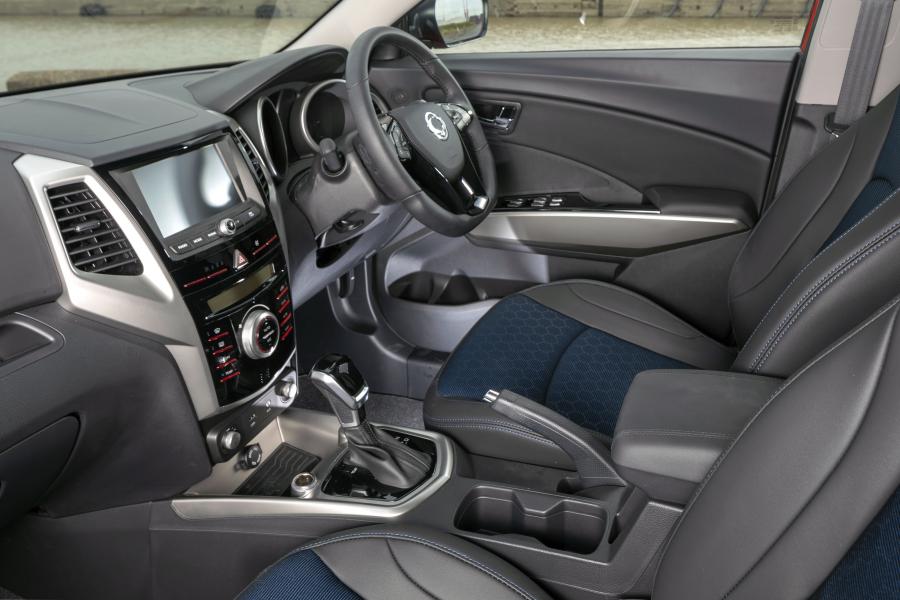 Интерьер SsangYong Tivoli LE 2019 года  (UK) (фото 25 из 34)